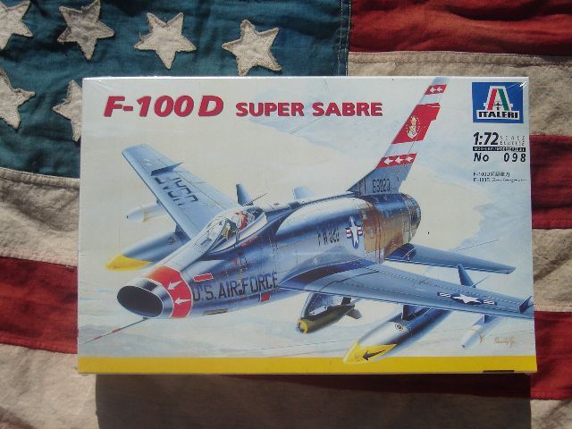 Italeri IT0098 F-100D SUPER SABRE Model airplane