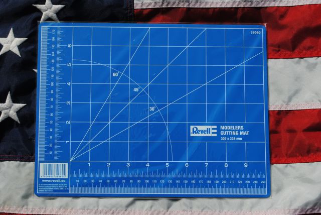 REV39060 MODELERS CUTTING MAT 305 x 228 mm